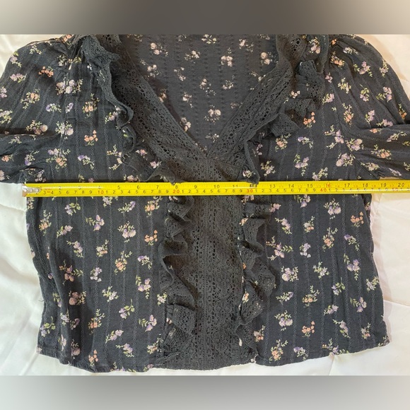 American Eagle Outfitters V Neck Floral Crop Top - Picture 10 of 11